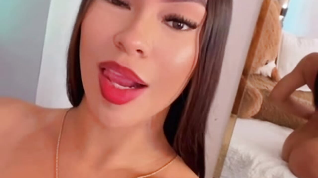 A little eye contact can say more than a thousand words– AishaKassandra kameramodell videója