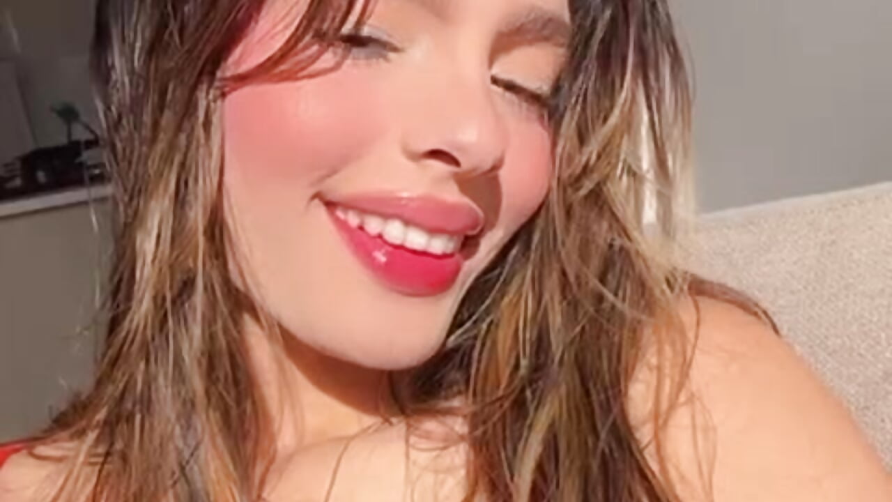 A LITTLE MORE OF ME - วิดีโอโดย Nicole_Whittee โมเดลแคม