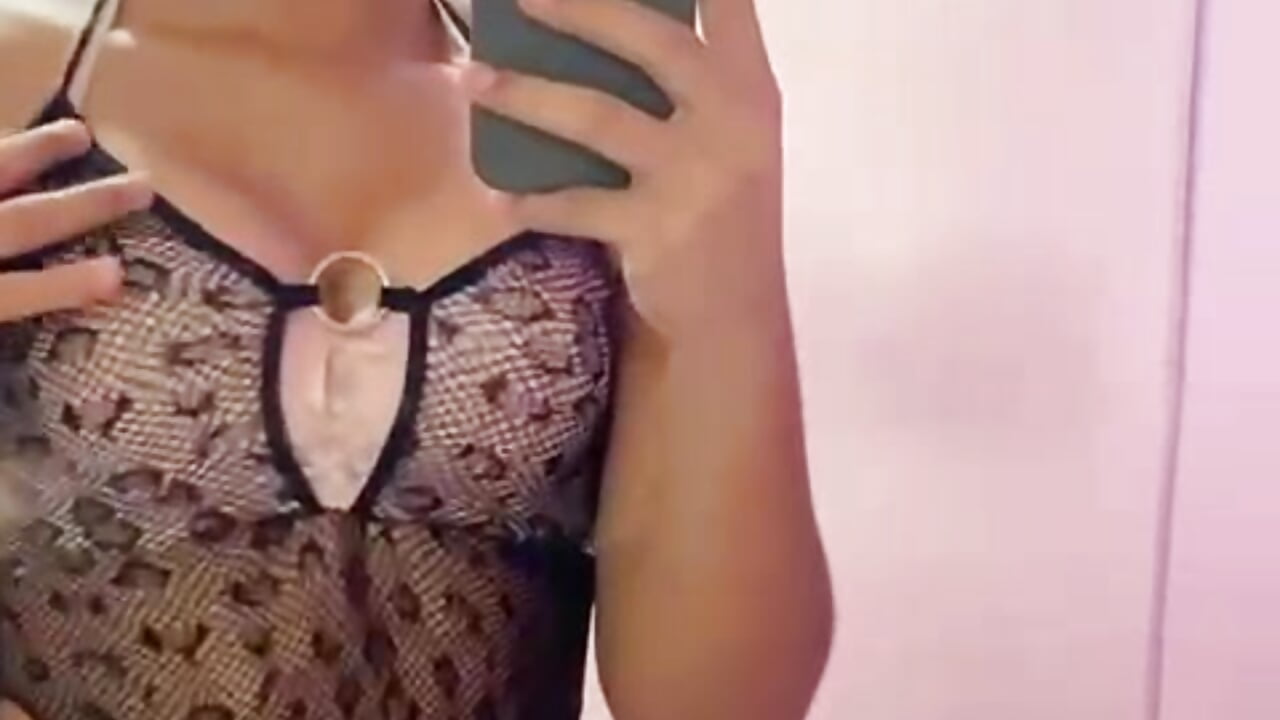 Who wants to worship my cock on his knees who will be my bitch - video của người mẫu cam Romie_rous