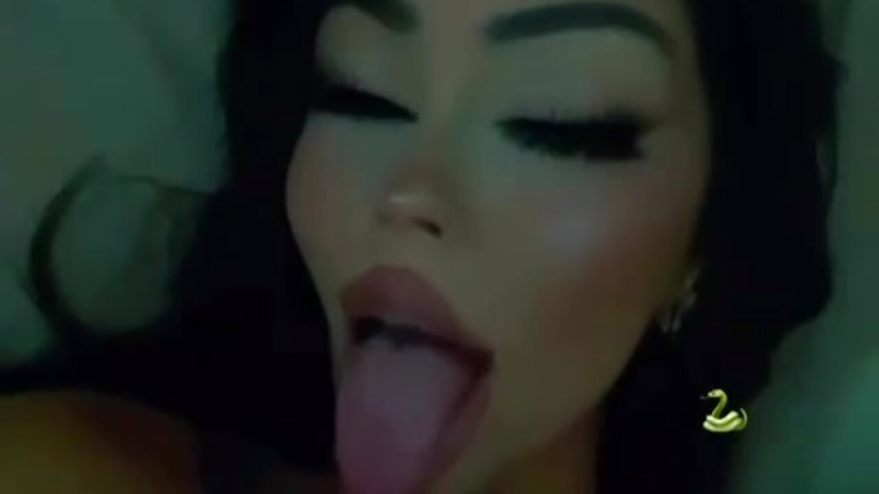 sss – видео вебкам-модели Ellyes_World