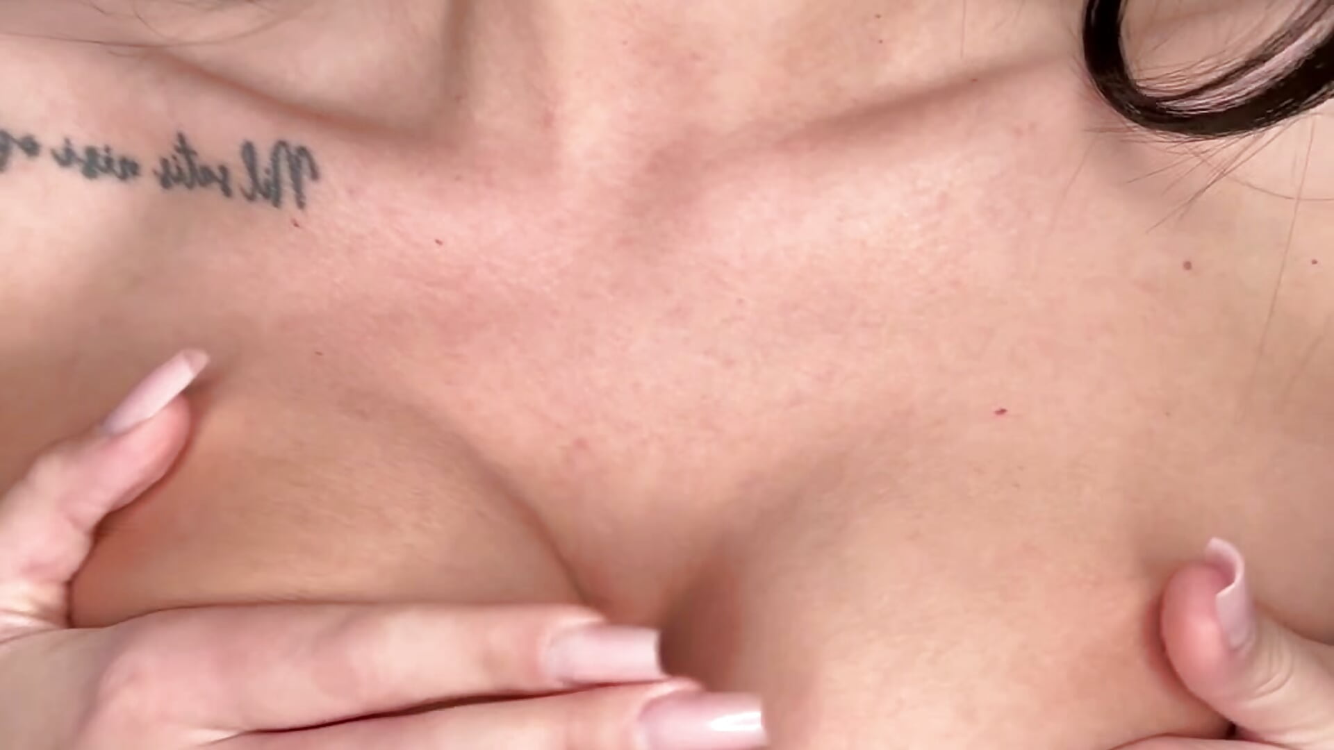 Boobs play - วิดีโอโดย VivienDiamond โมเดลแคม