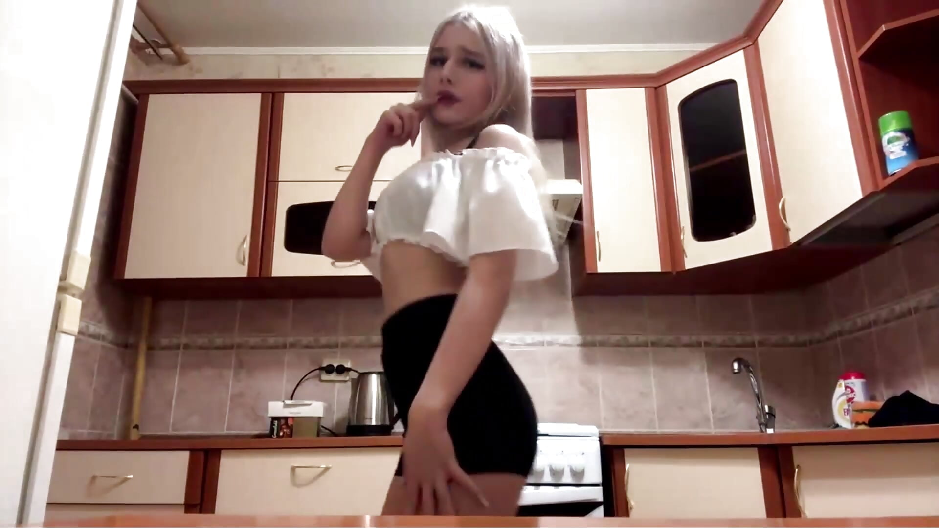 Dancing – video od webkamerové modelky MiaBerlateen