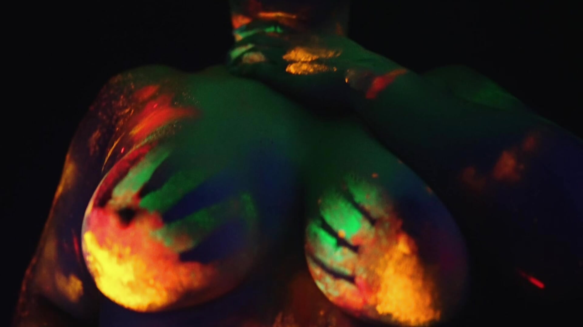Neon naked party daddy 🤩💧... cum see exactly where I'm glowing 😈♥️ - video của người mẫu cam LoriBauerr