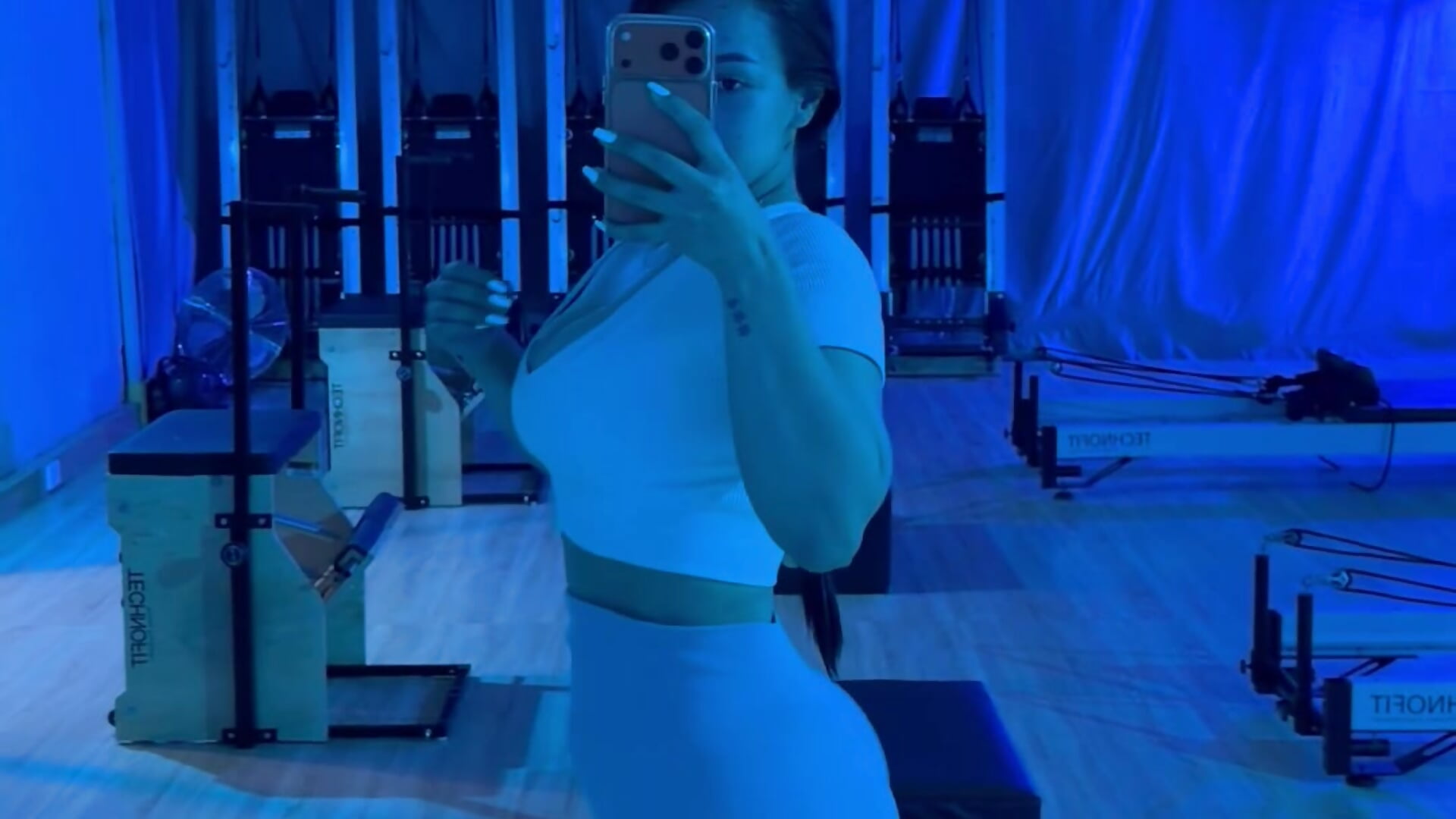 Just finished my Pilates session… My hips feel extra flexible and my legs can’t stop shaking 👀🍑 - video của người mẫu cam LoriBauerr