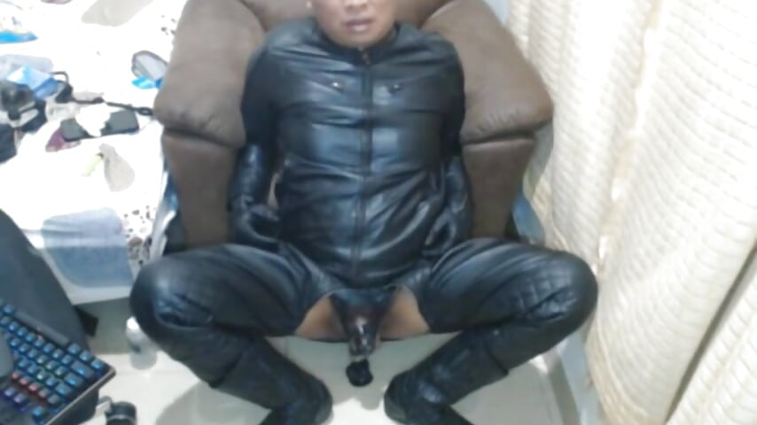 Leather Gay Dildo – video af NeedyIron cam-model