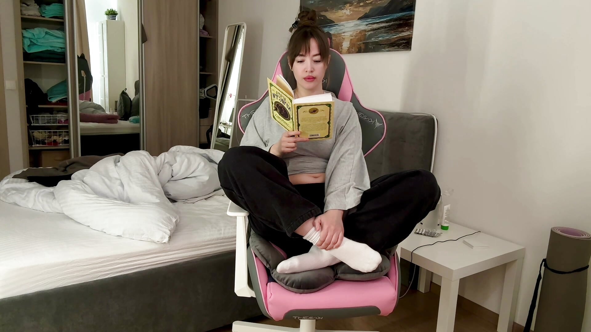 Reading in chair – video af Eva_Allen cam-model