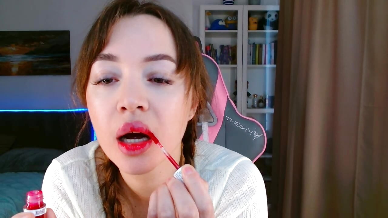 Lip gloss - video by Eva_Allen cam model