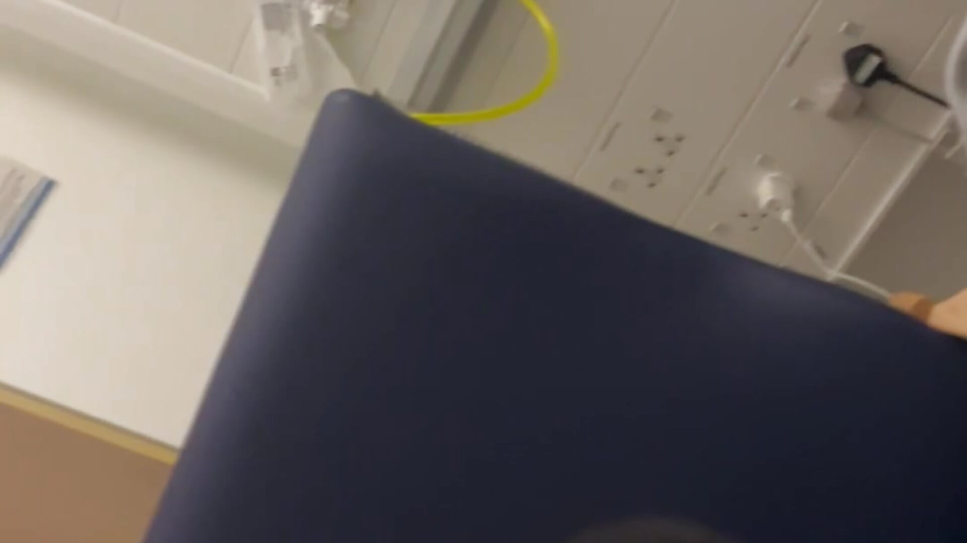 even hospitals aren’t safe - vidéo du modèle de showcams NoturNeurotypical