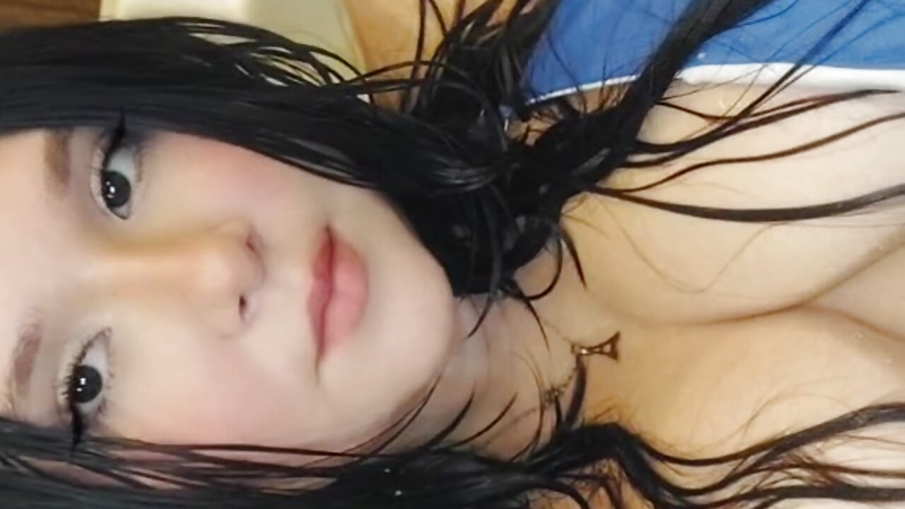 jacuzzy relaxing 💜💦 - video van Wild_lilhyy cam-model