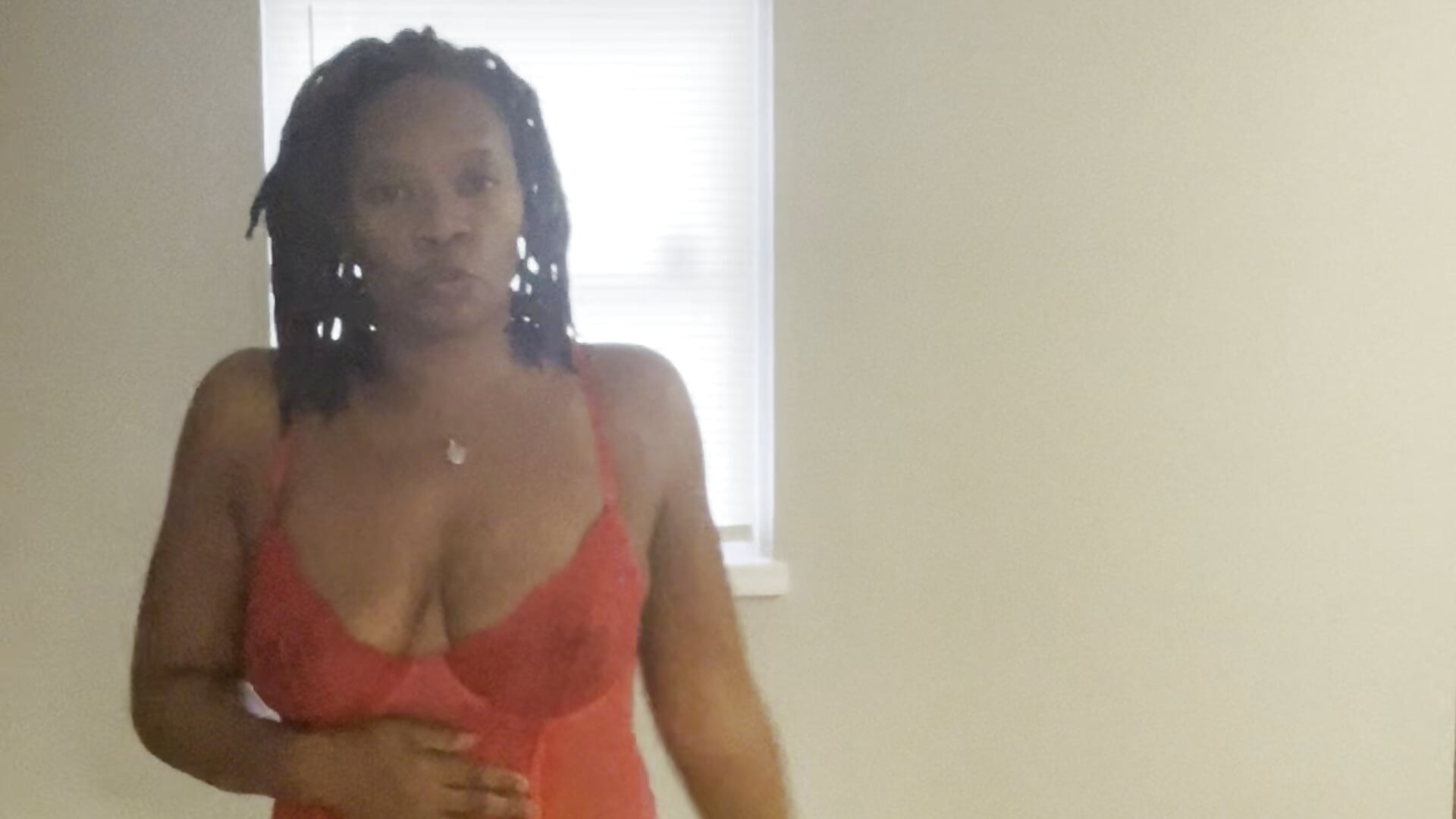 Red lingerie — filmik bisexualbeauty50, modela(-lki) na kamerkach