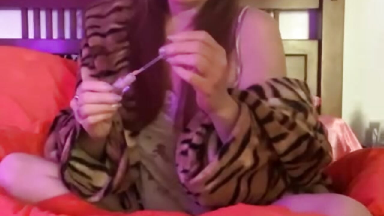 Grinding to the beat on the bed 🔥 - video oleh model kamera MissyLousciousPinkPussy