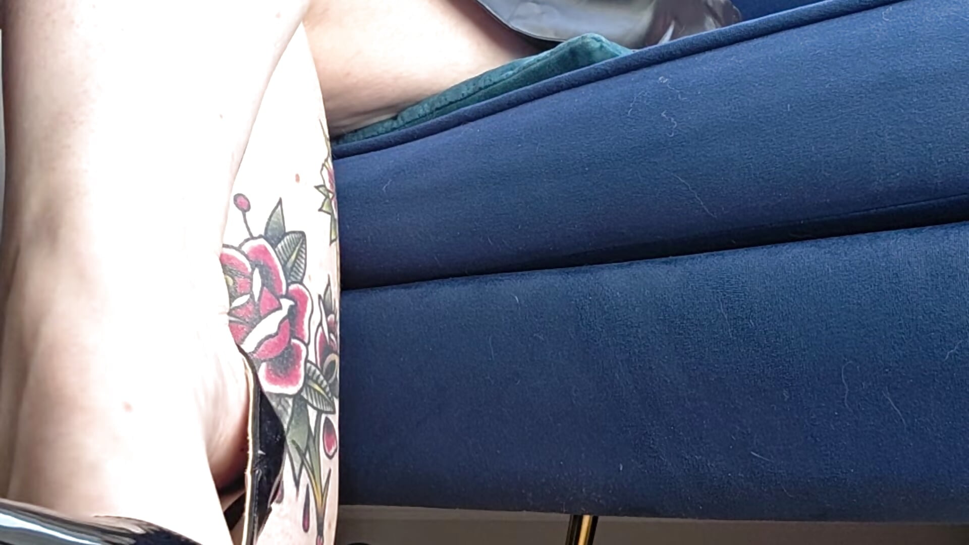SLOW DRAIN SOUS MES PIEDS - video by Dame_Melina cam model