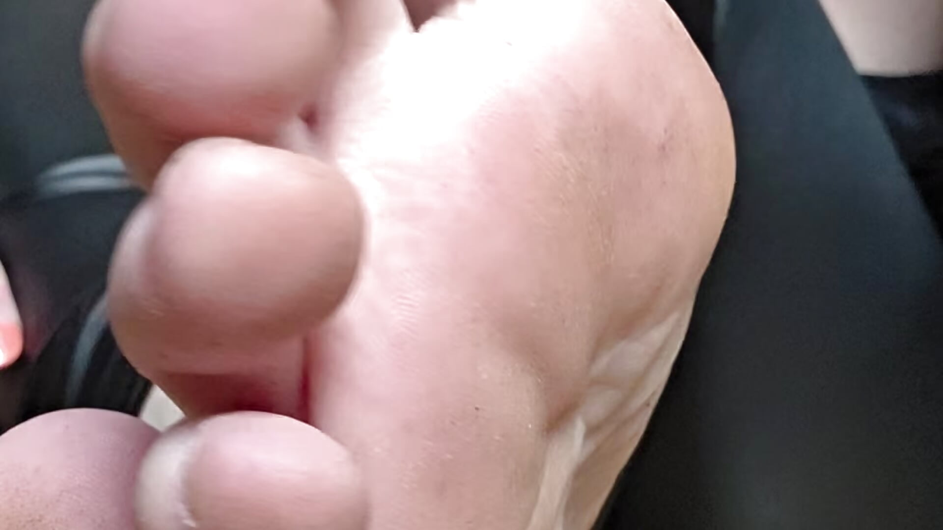 Racle mes plantes de pieds.mp4 – video od webkamerové modelky Dame_Melina