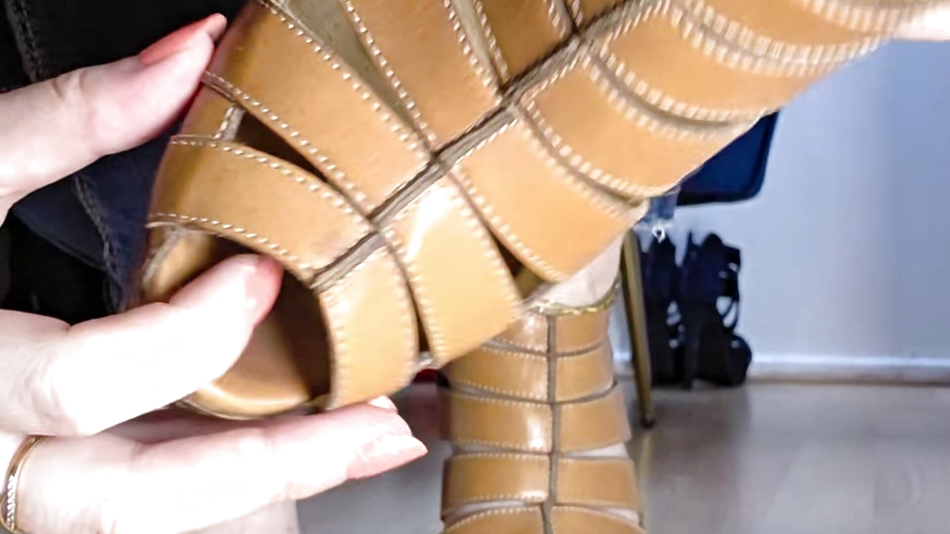 Décrasse mes pieds après shopping - video by Dame_Melina cam model