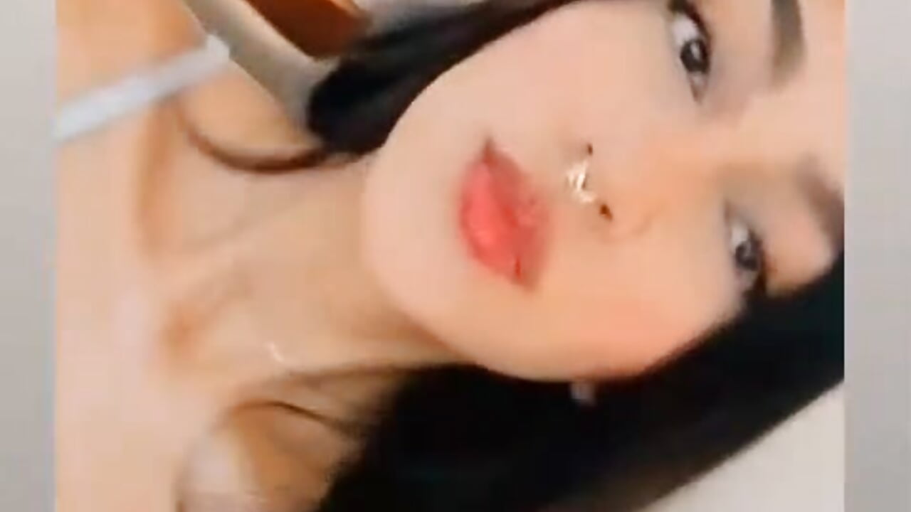 Unique Zoe ✨ - video oleh model kamera ZoeKitten