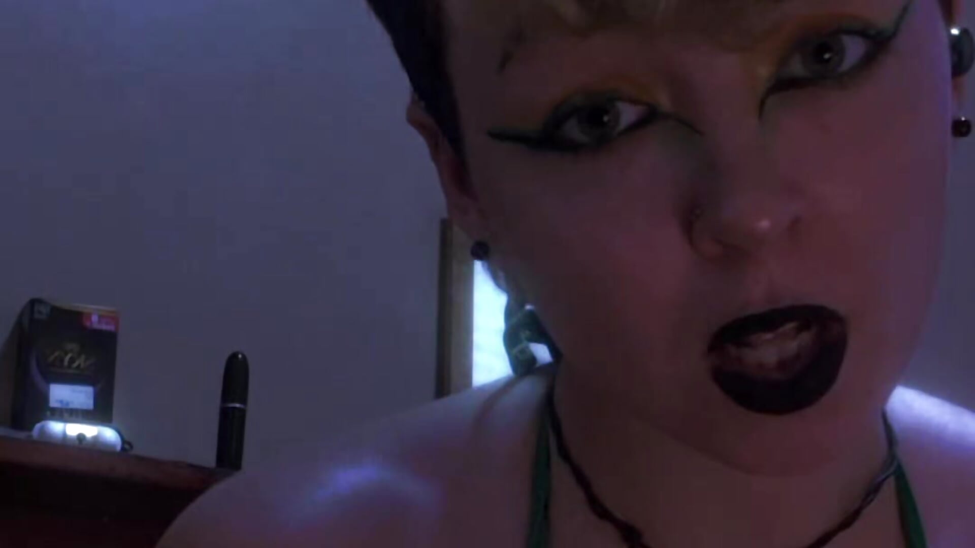 I'd check myself into a mental hospital today but I look too good in my bikini - video av kittyfitty29 cam-modell