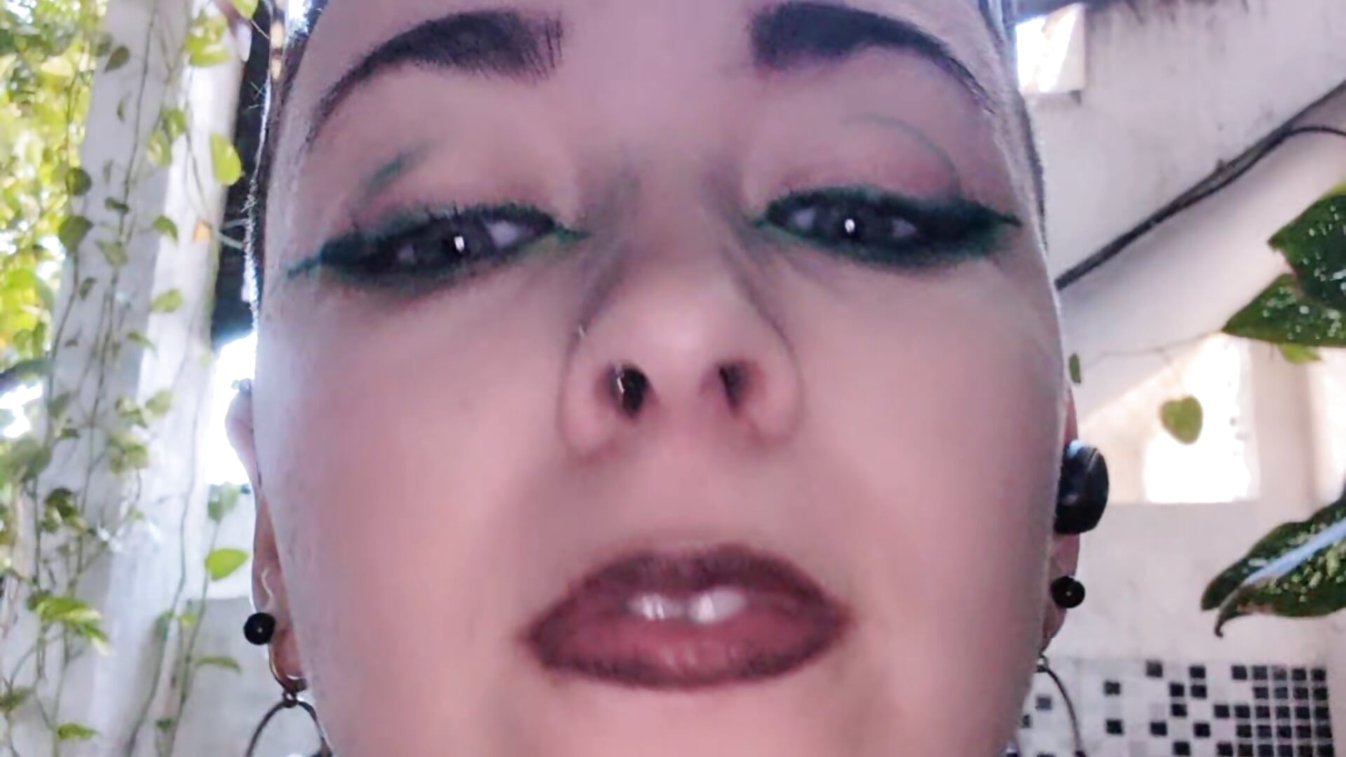 how do you stop your eyeliner from running in humid and hot places - video van kittyfitty29 cam-model