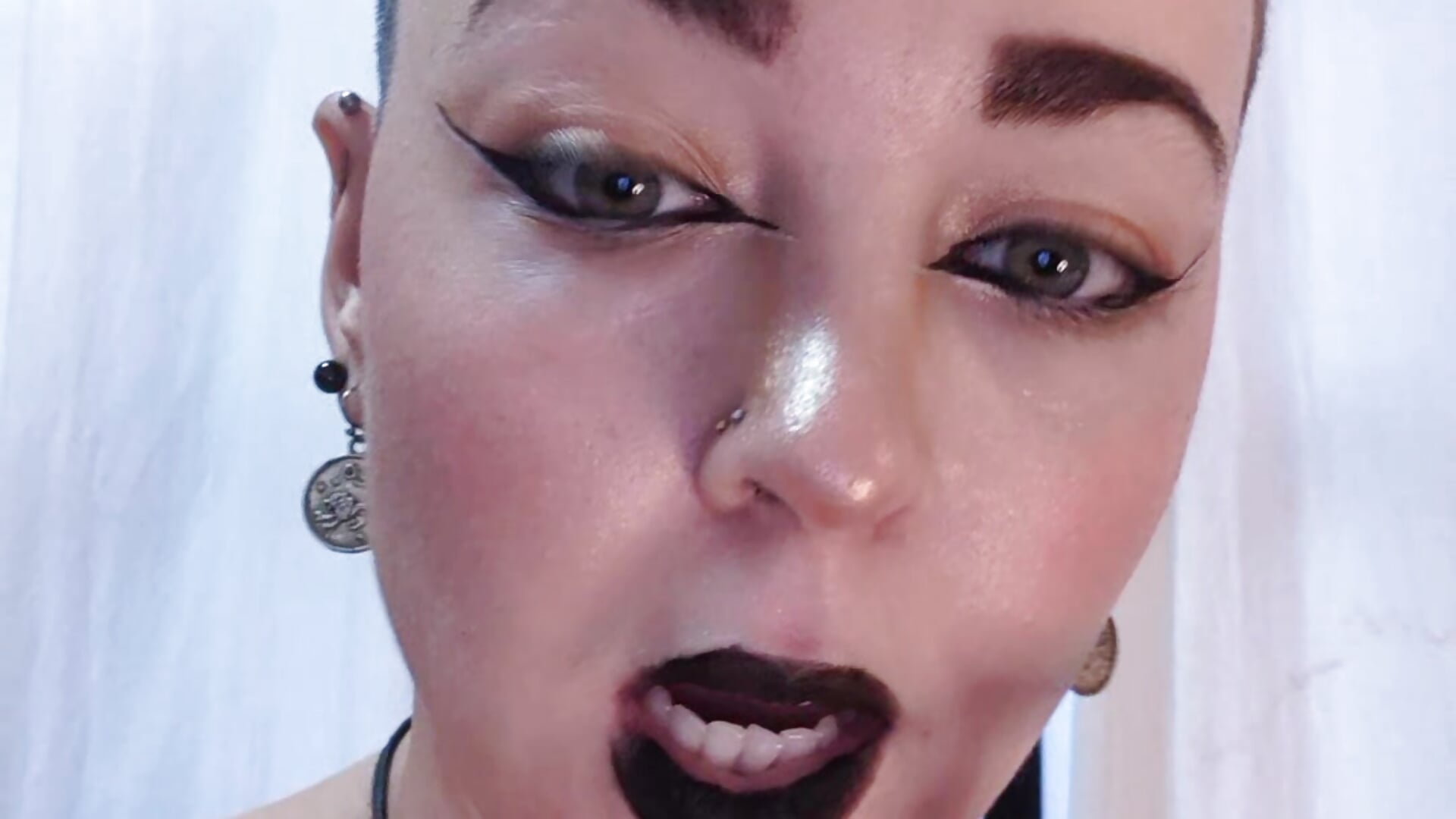 the difference a fresh eyeliner pen makes when doing your makeup is incredible - video by kittyfitty29 cam model