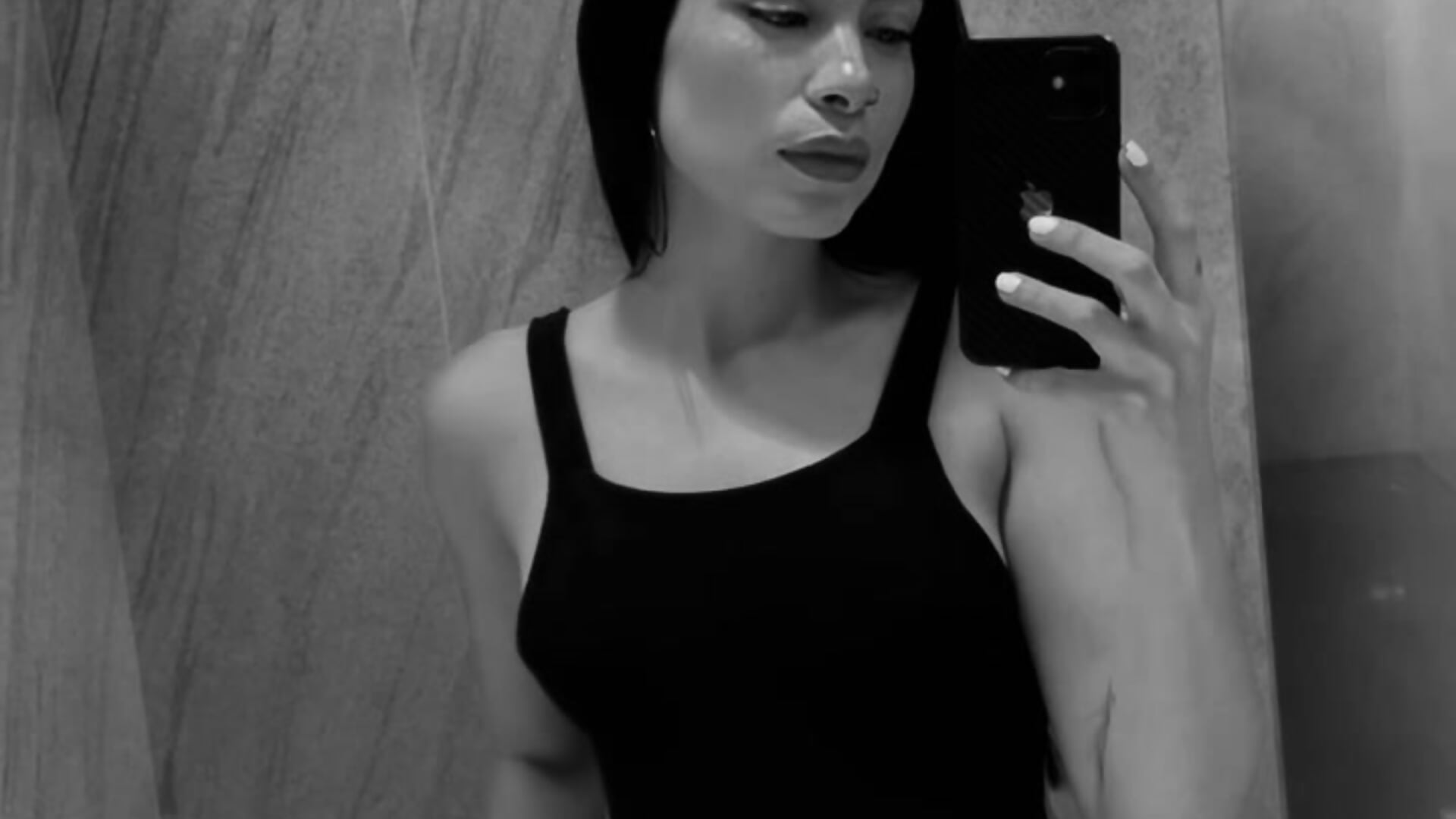 I'll give you a hint: the architecture is as stunning as what's hidden under my dress 🏛️🖤– violeta_rodriguezz kameramodell videója