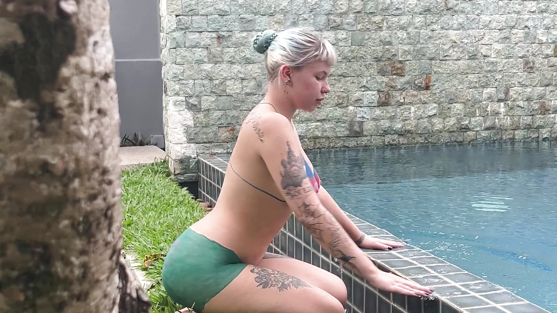 public bodyart - فيديو من heyitsrita موديل الكام