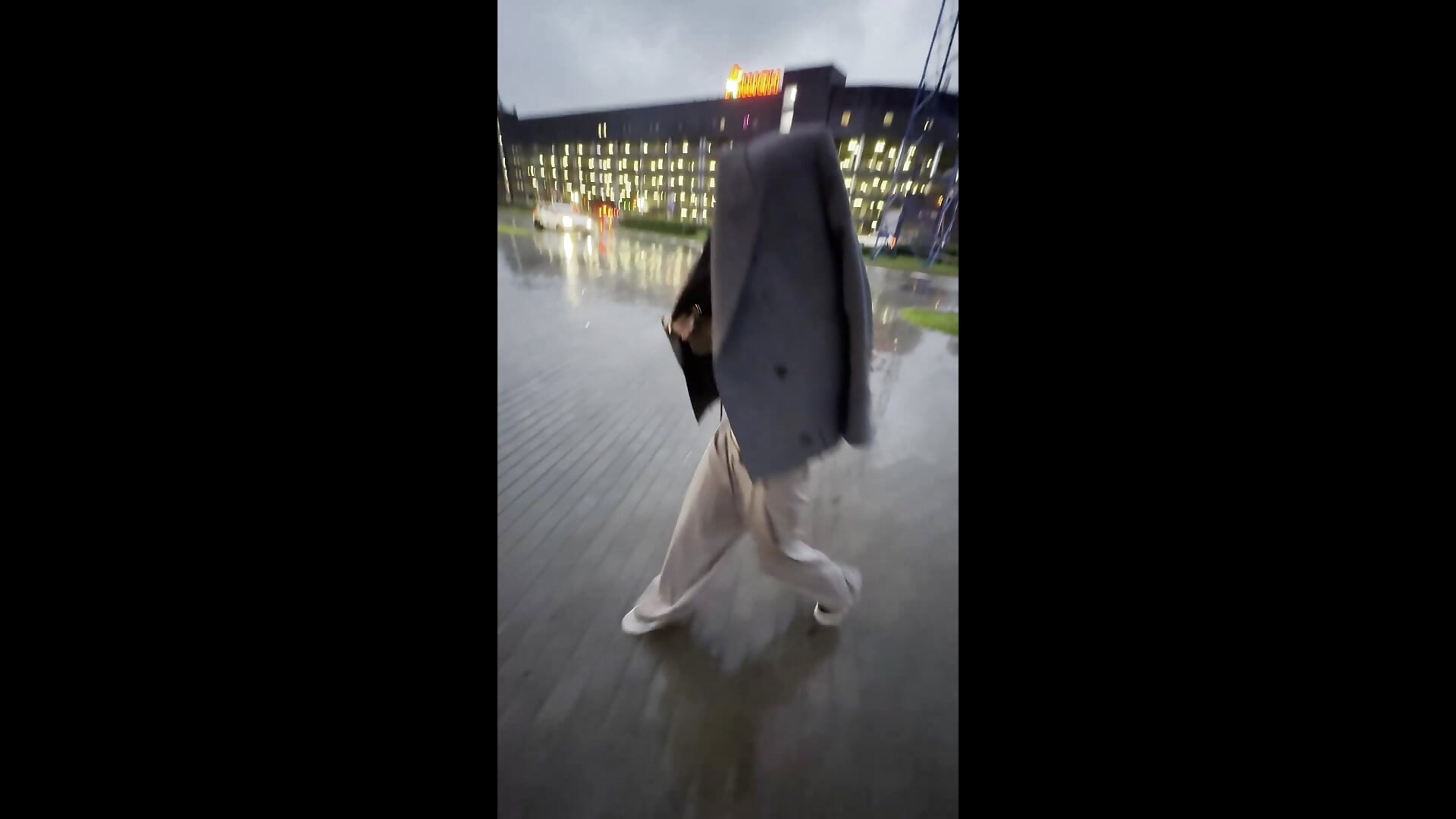 We're on a walk in the rain - video di vanalah modella di cam