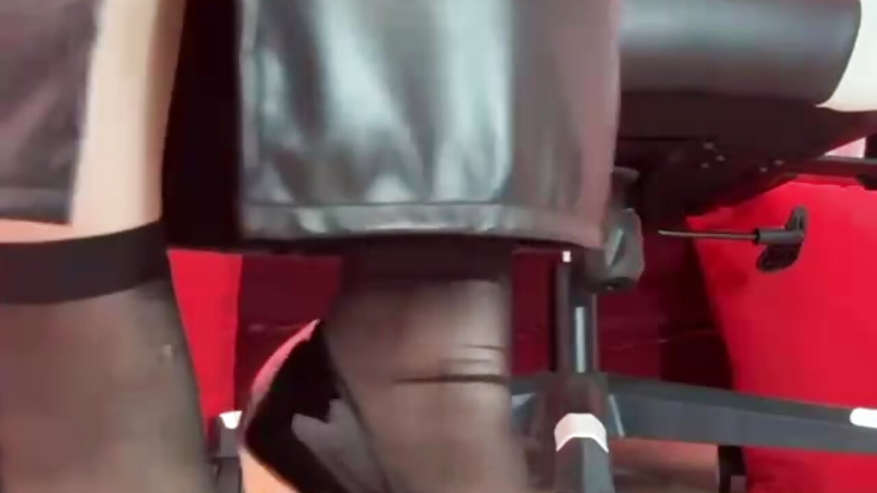 Worship my heels bitch, while I come back for you to use that pathetic tongue😈👑 - video di sharon_nyx_ modella di cam