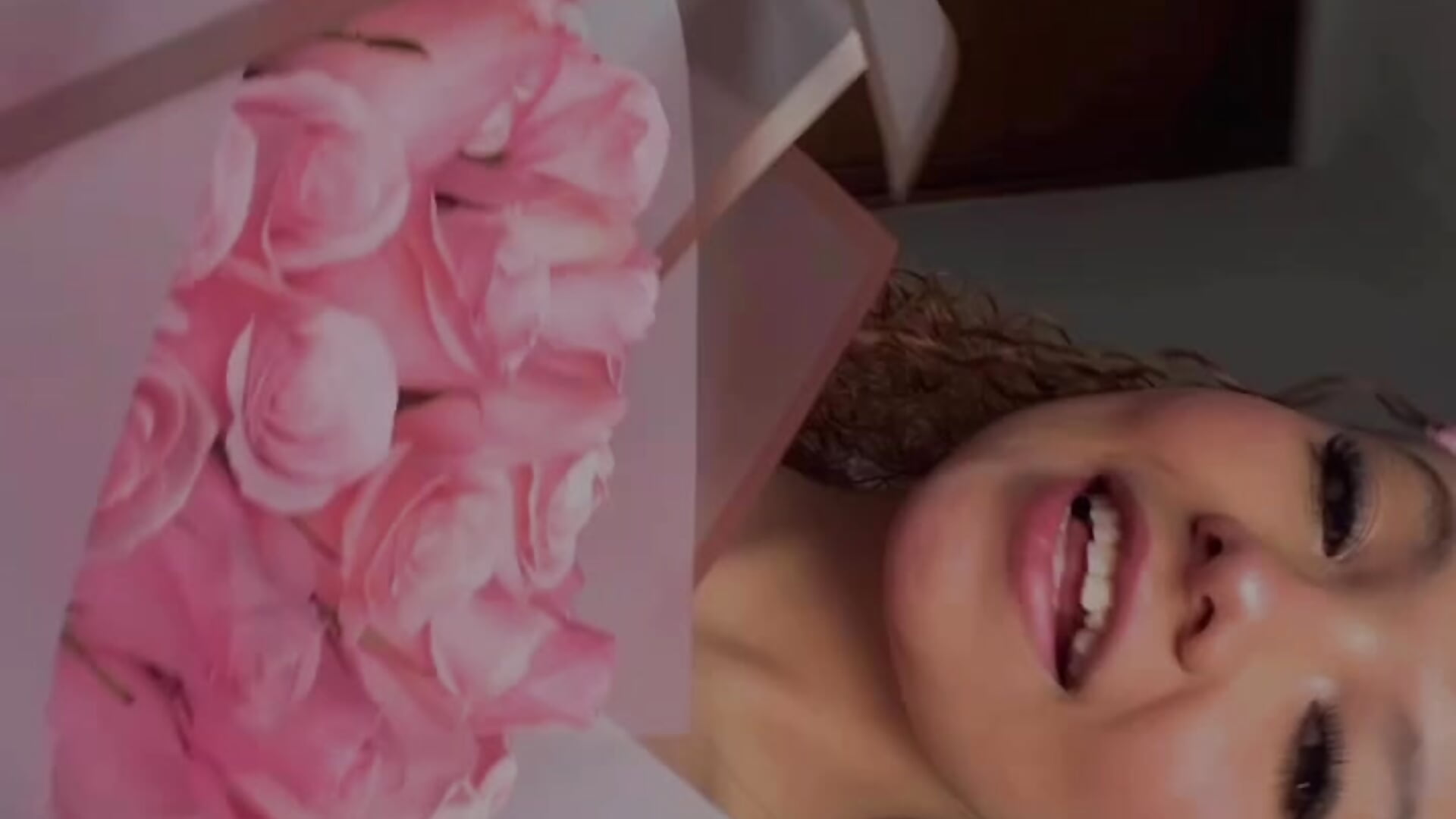 Give them flowers, I love them💐 - video oleh model kamera Gab_0212