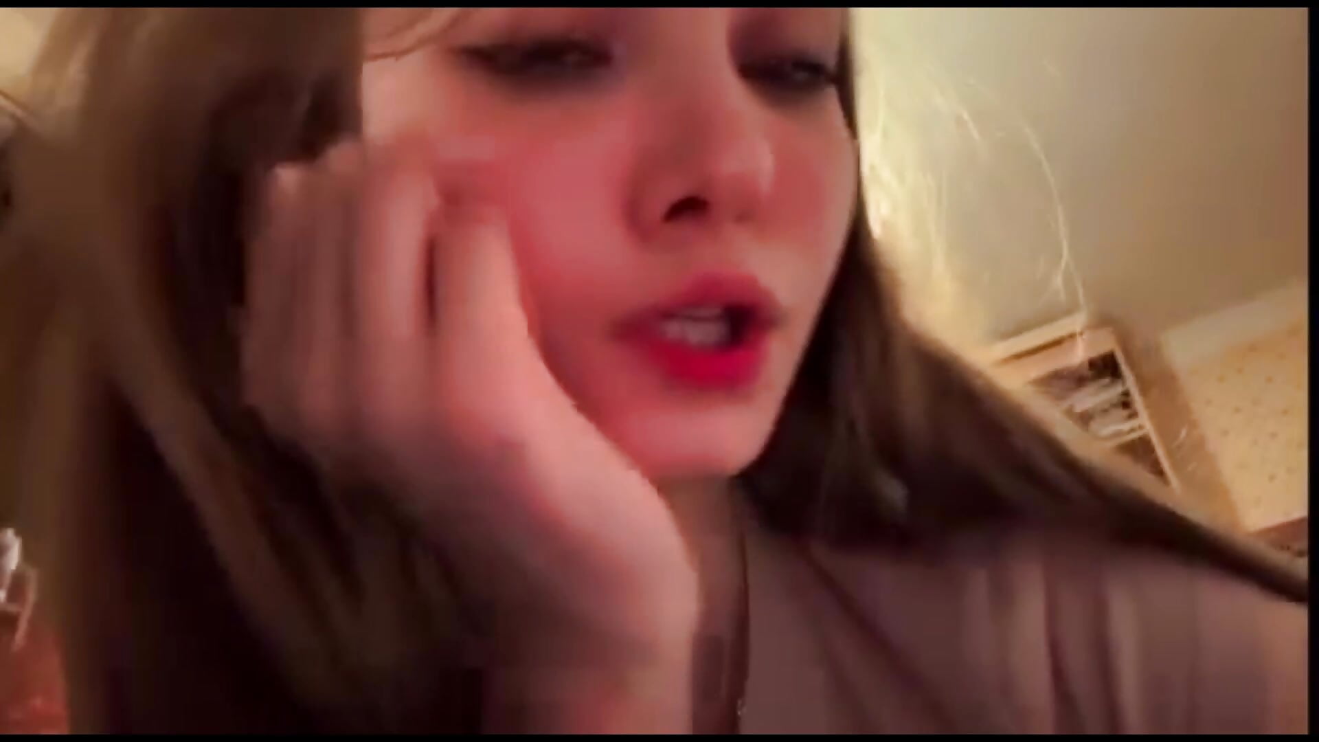 sad songs are associated with happy moments - Vídeo de Babysmall_girl, modelo de vídeos