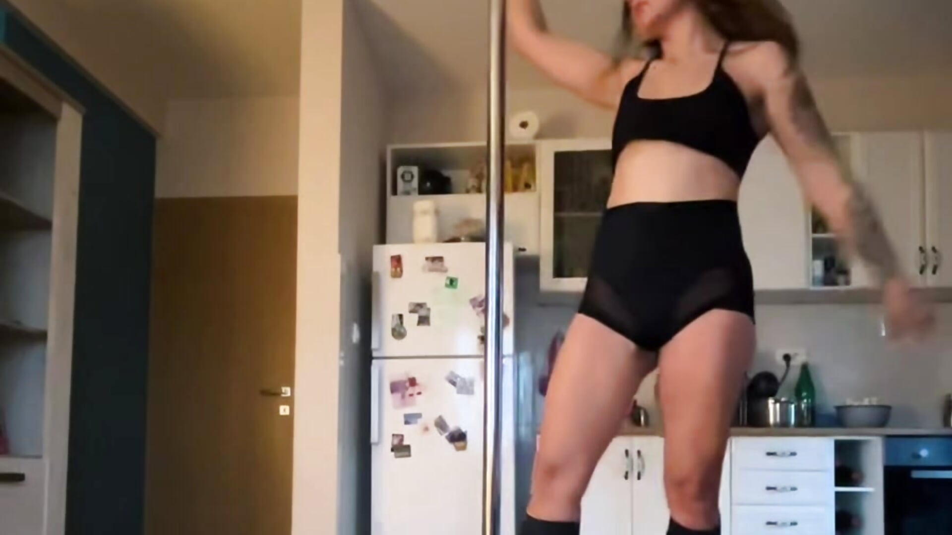 I'm pole dancing in sexy black lingerie in high heels - video od modelky/modela DaryLips
