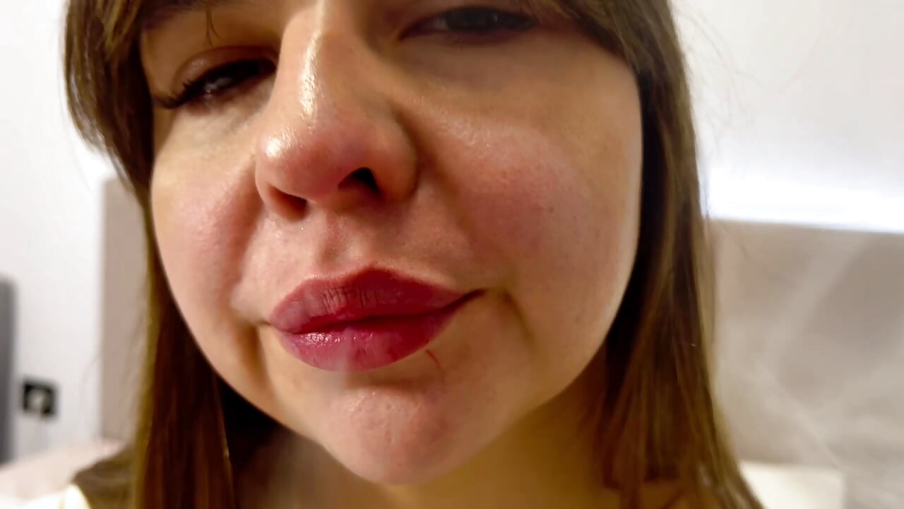I smoke. Do you like girls who smoke? - video od modelky/modela DaryLips