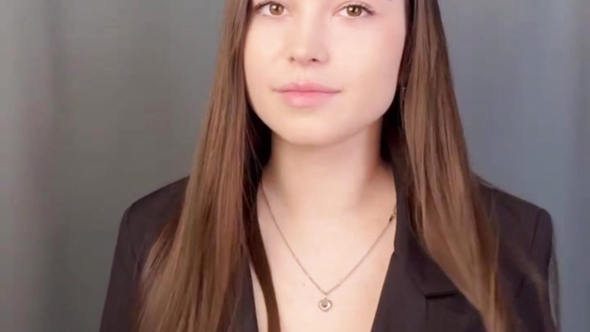 just me – видео вебкам-модели ElvaYeiser