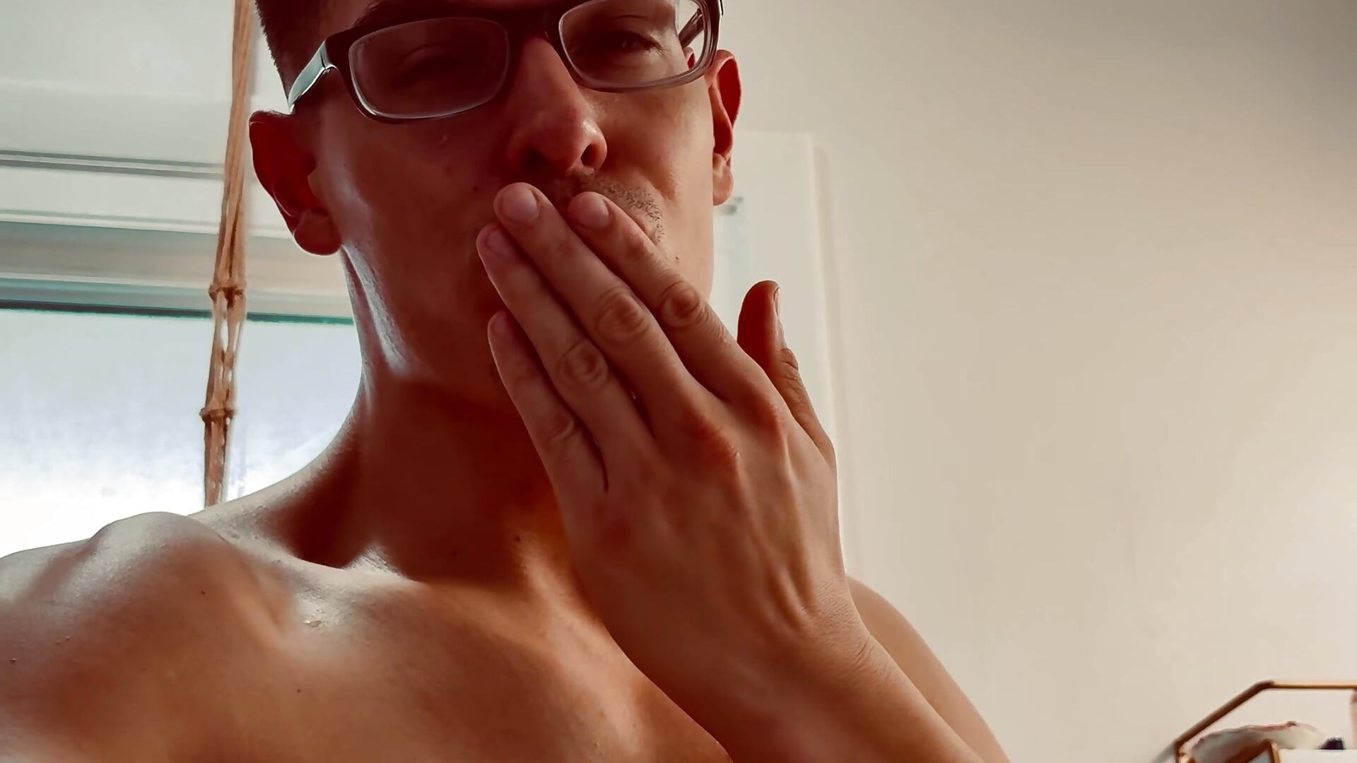 Post shower kiss 😘 and a peek 😏 - vidéo du modèle de showcams adonimus94