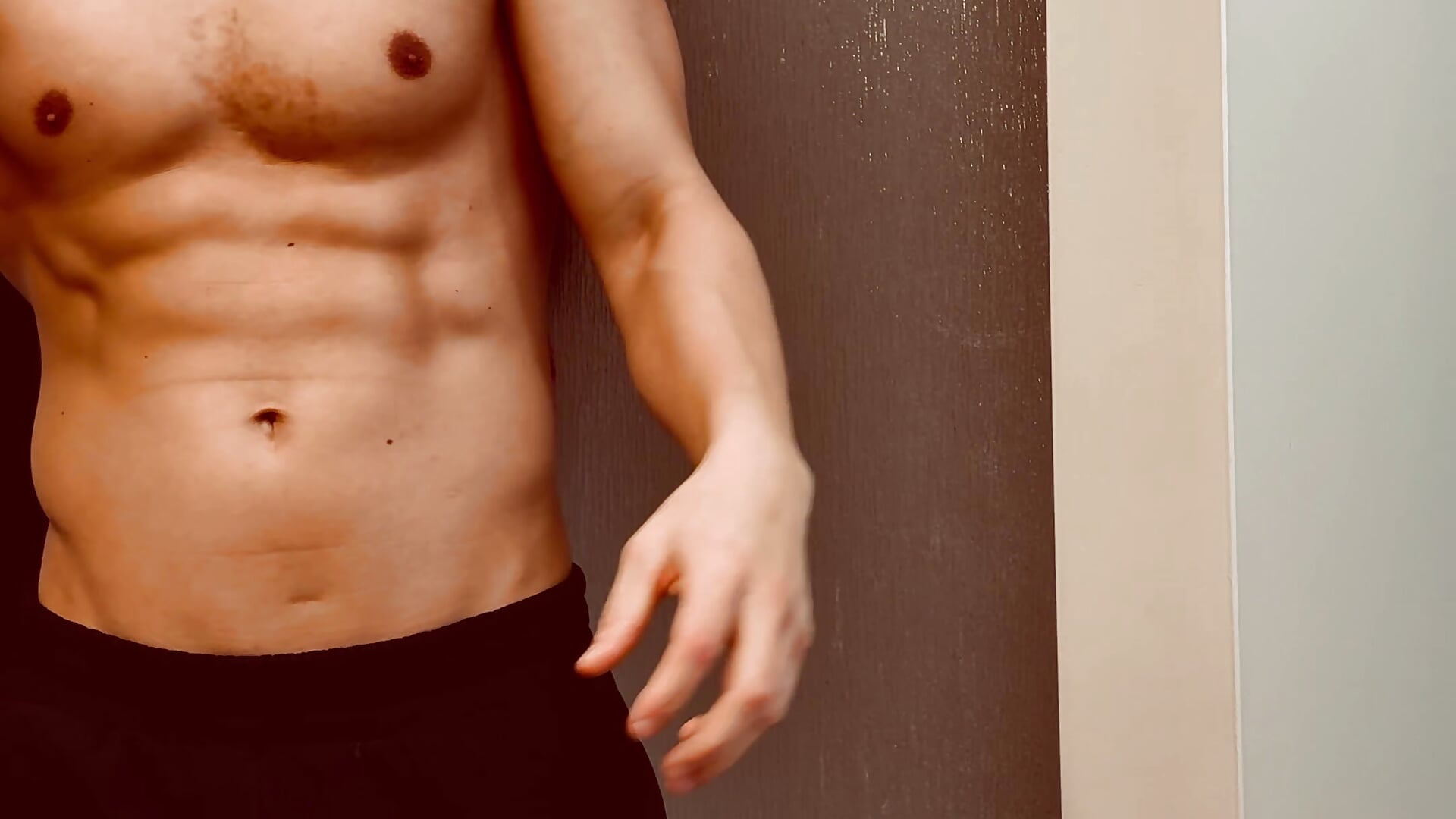 Ripped shirt to reveal my ripped body 😉 - vidéo du modèle de showcams adonimus94