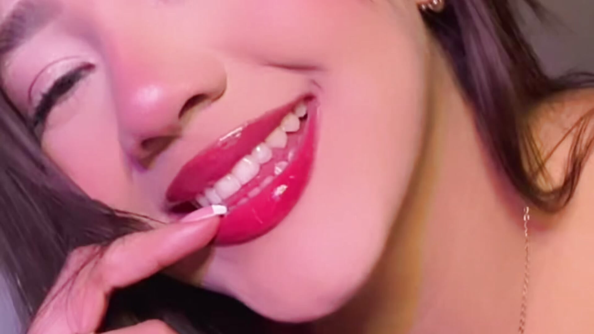 That flirty look you're wearing should come with a warning: it provokes smiles, it distracts thought - vídeo de Hannah-Prada modelo de câmara