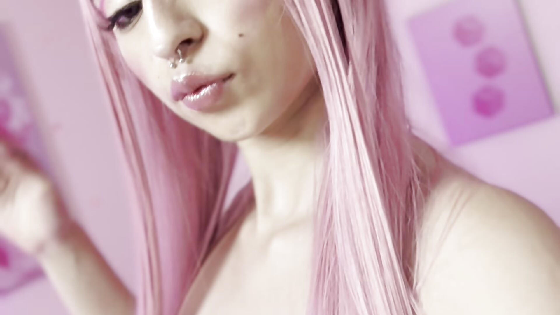 "One smile, a thousand naughty thoughts. 💕" - video od modelky/modela AnnyCotton