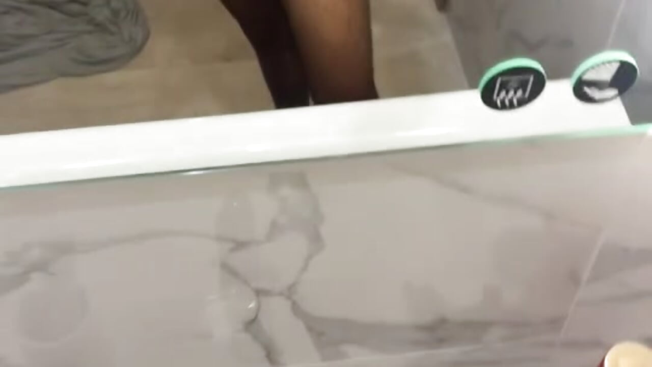 2B963FF6-AC9A-4669-81FE-817610B169B7 – video modela na kameri reubeu2pnm