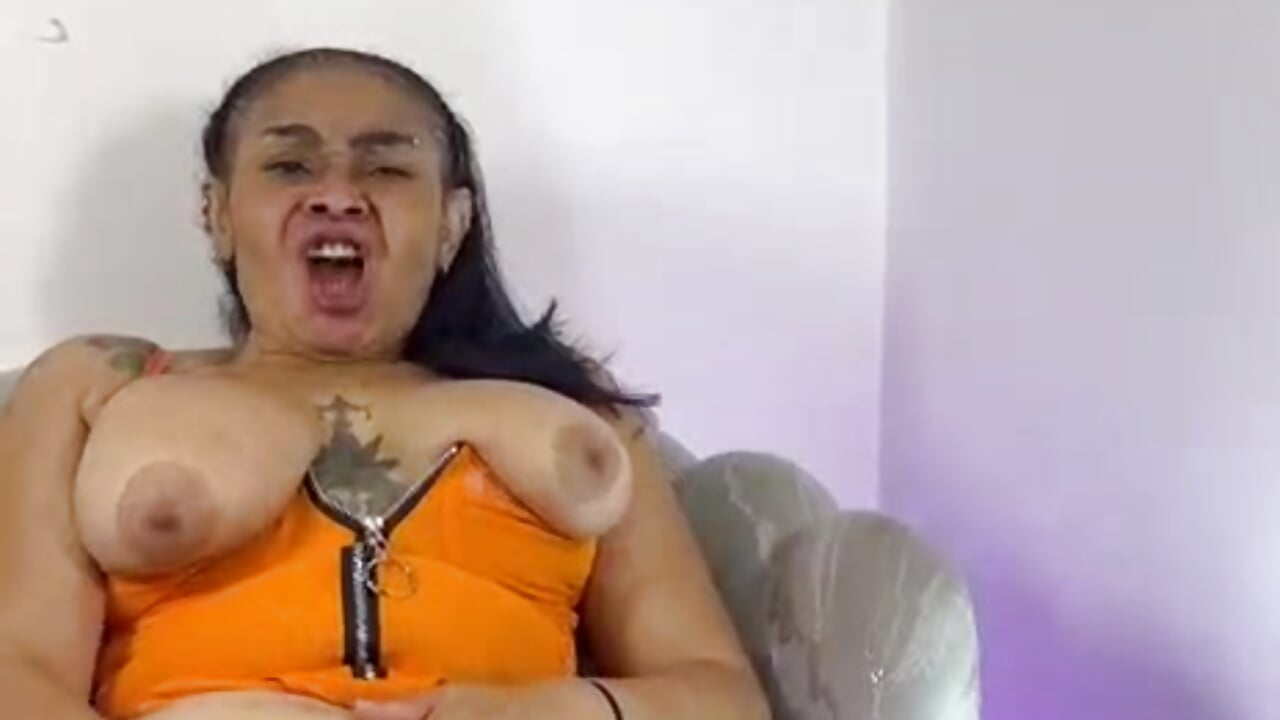 Chloe experiences a delicious orgasm – видео вебкам-модели Cloee-rabbyt1