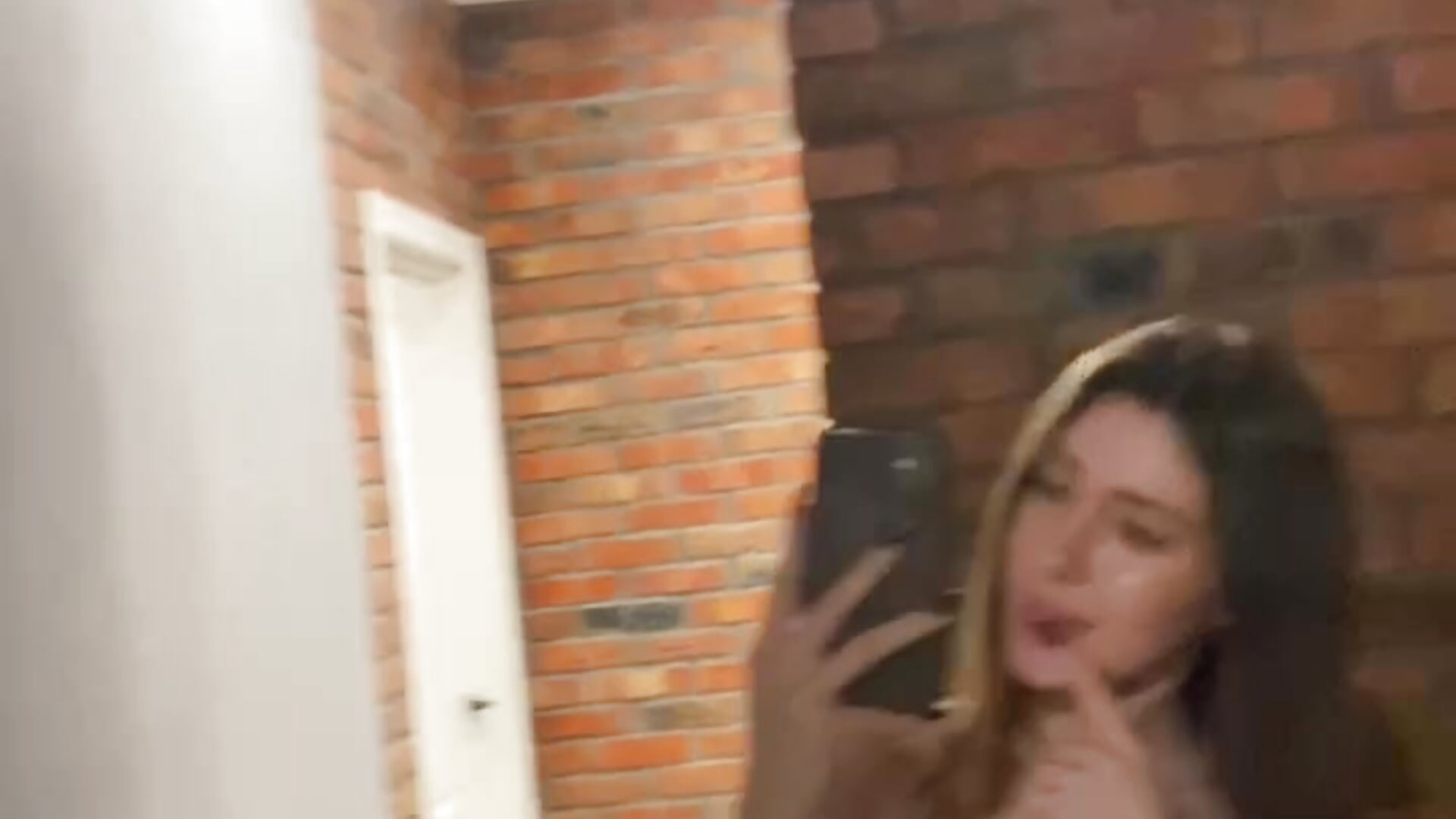 Wellcome my house - video di AliceZimmer modella di cam