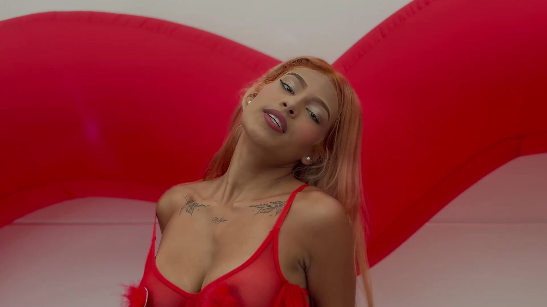 Love Me - video oleh model kamera SinLunaXXX