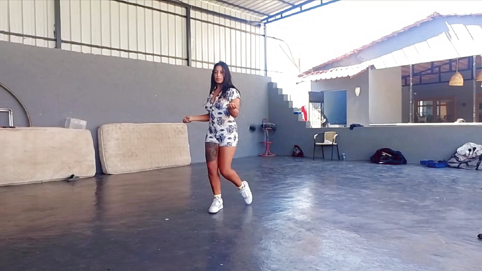 Playing pois – video modela na kameri DollInk_