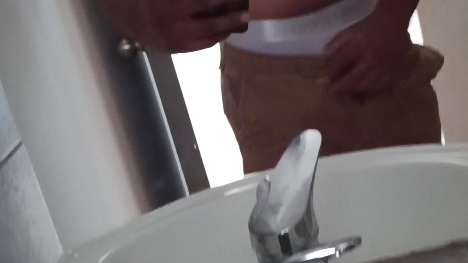 Se me para en el baño — filmik Danielito1984Key, modela(-lki) na kamerkach