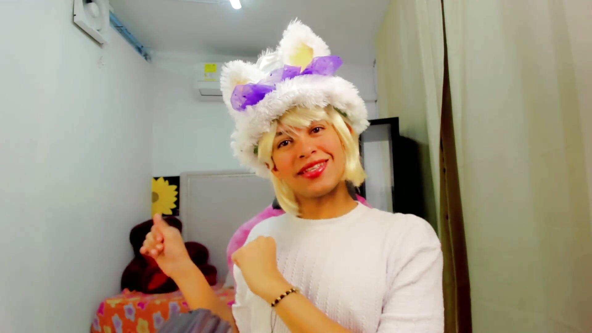 Vídeo em tendência de modelo na câmara Top_and_bottom 2260