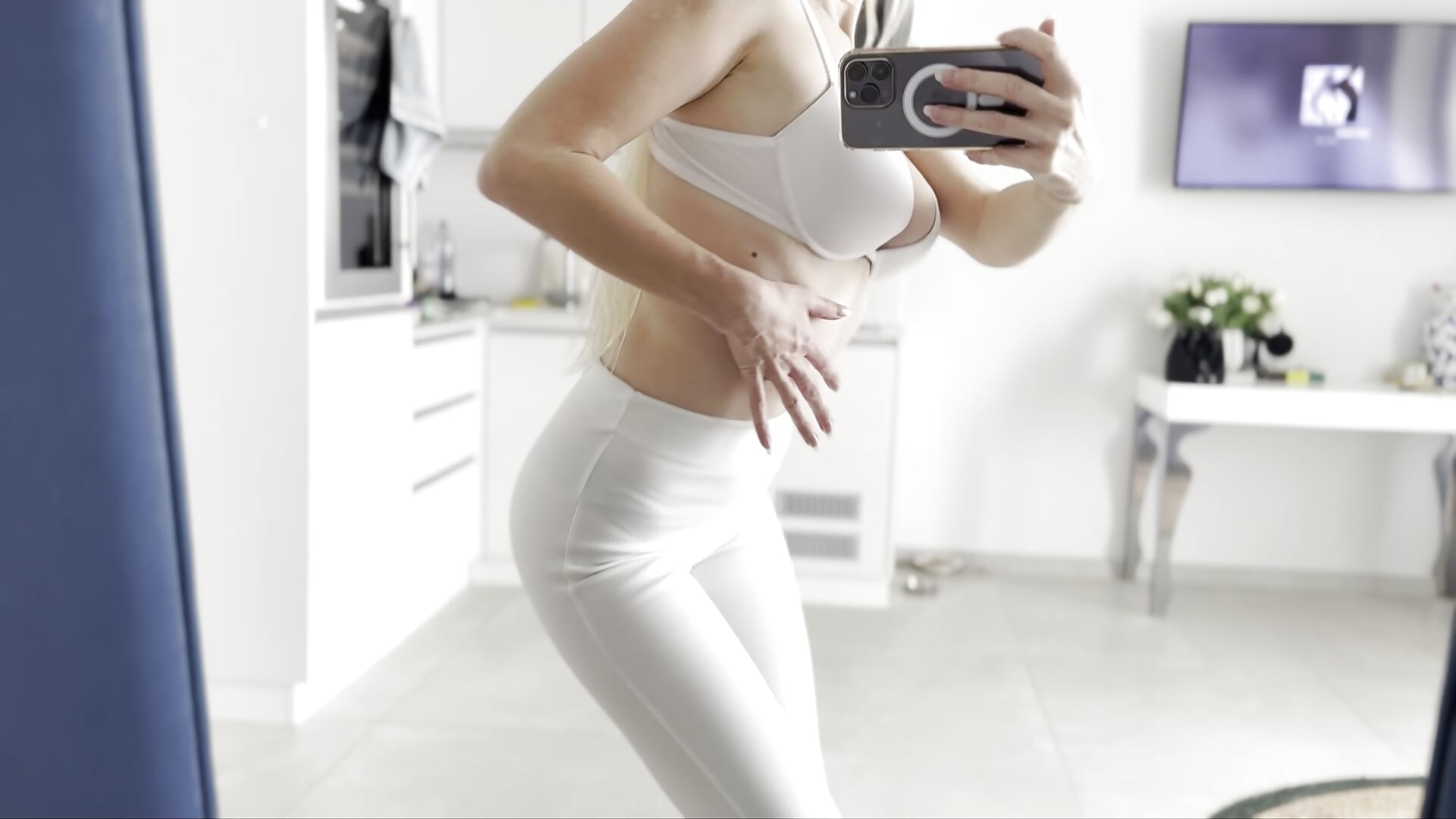 Full body teasing - video của người mẫu cam White_Lotus_ASandra