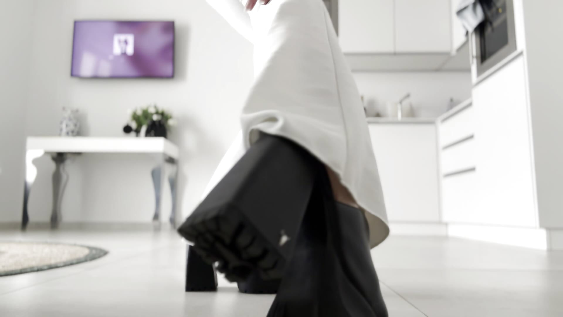 Feet & legs worship - video của người mẫu cam White_Lotus_ASandra