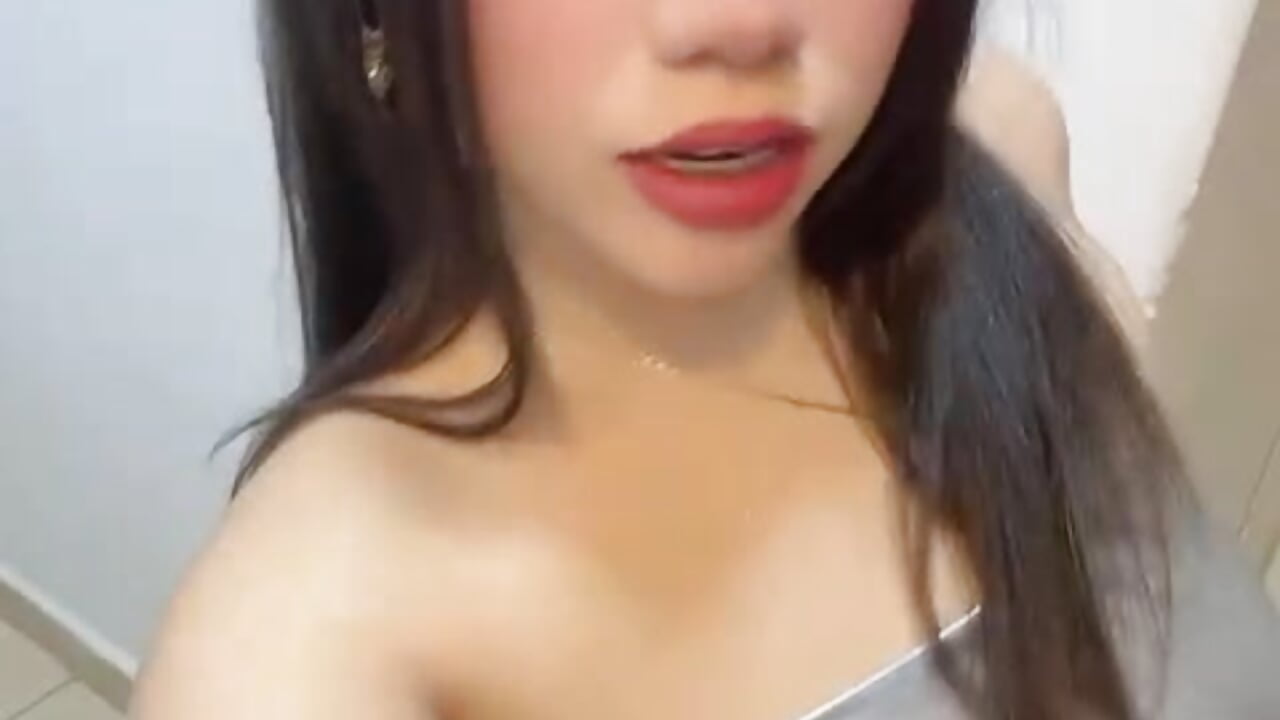 Te vi mirándolo dos veces 😌 - vídeo de Scarlett_Laurent modelo de câmara