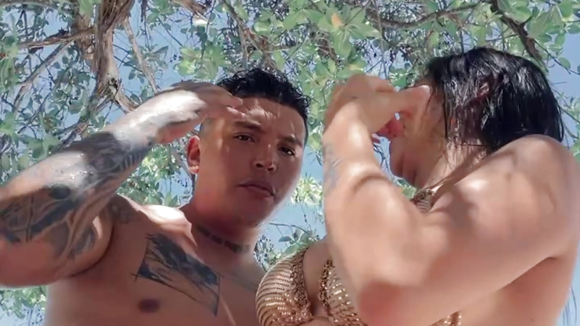 On the beach 🏝️－カメラキャストのbenitoandkendallの動画