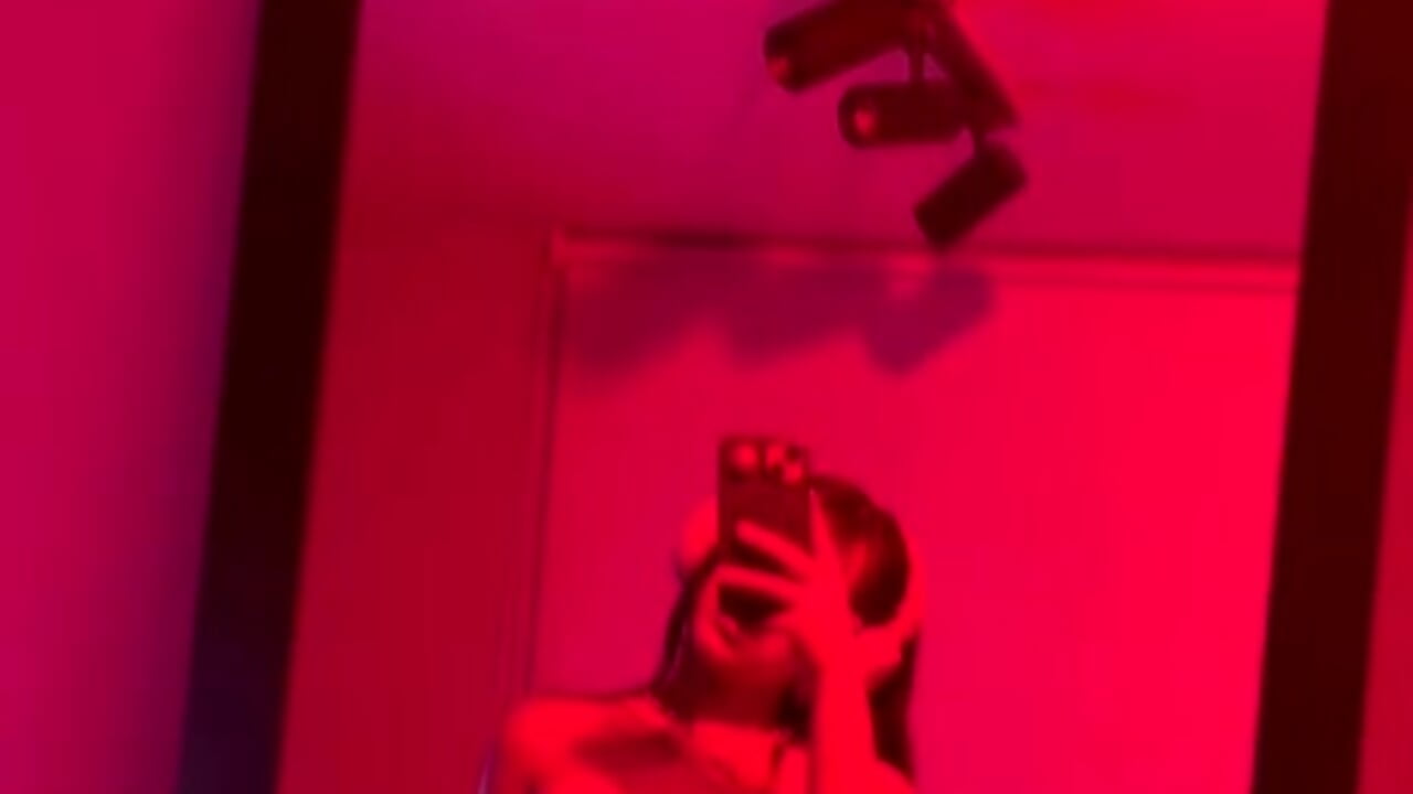 Seductive walk in front of the mirror - ক্যাম মডেল emillyrose1-এর ভিডিও