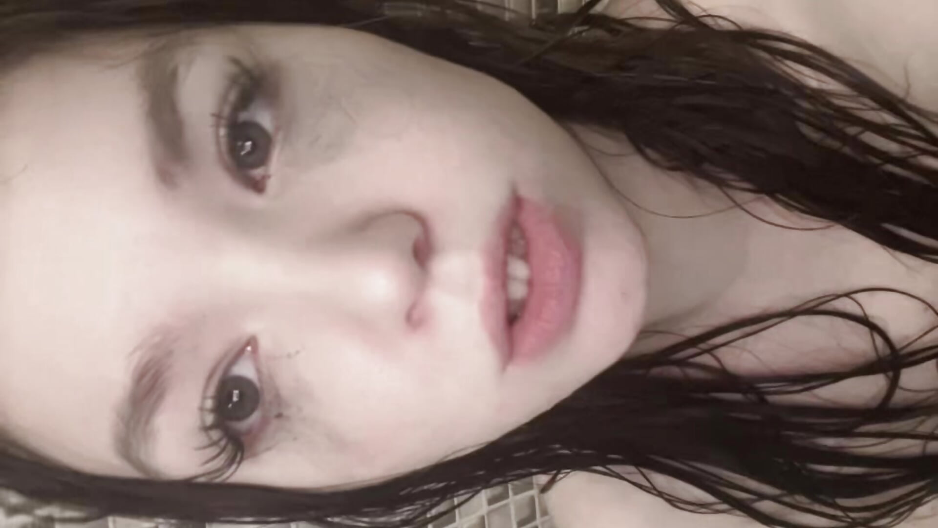 I'M IN THE BATHROOM – video modela na kameri PlumbBump