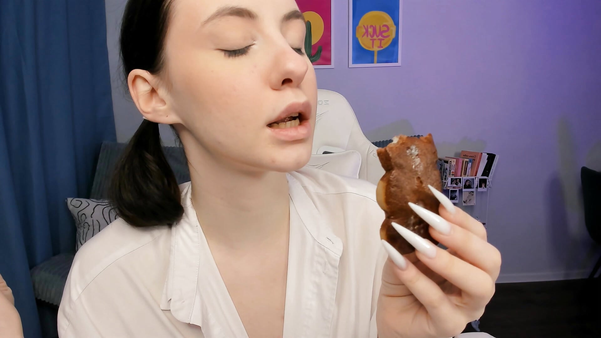 Loudy eating sweets🤤 - video od modelky/modela AdeleBabyGirl