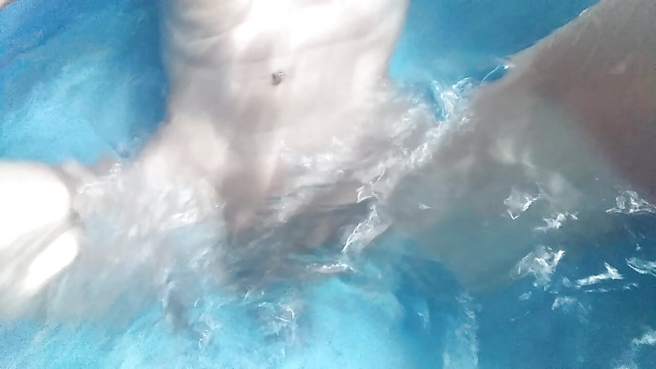 Erection while on pool 120823 Fri - nudist2026主播的视频